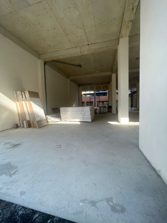 Tirane, jepet me qera ambjent biznesi Kati 0, 238 m² (azem galica)