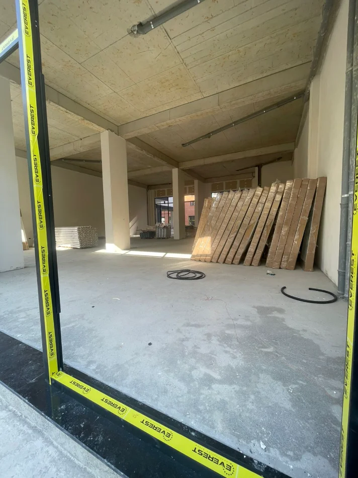 Tirane, jepet me qera ambjent biznesi Kati 0, 238 m² (azem galica)