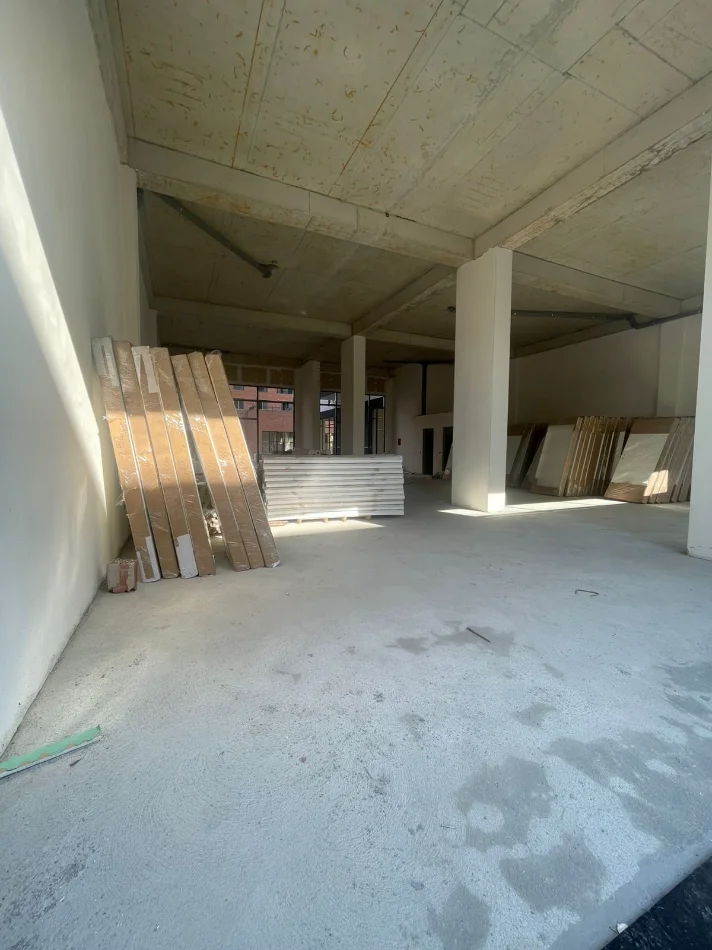 Tirane, jepet me qera ambjent biznesi Kati 0, 238 m² (azem galica)
