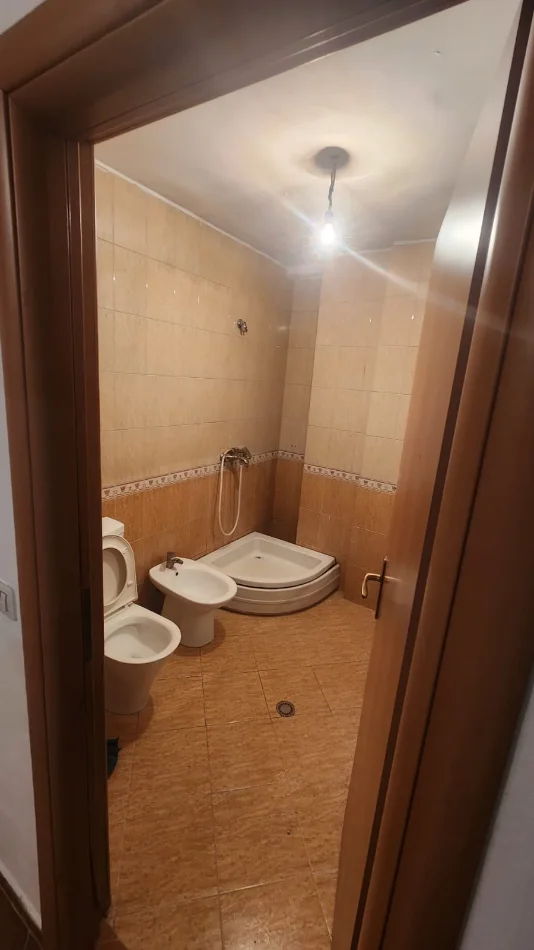 Tirane, jepet me qera apartament 2+1 Kati 1, (Rruga Irfan Tomini) 50.000 Leke/Muaj