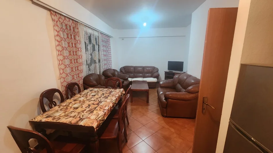 Tirane, jepet me qera apartament 2+1 Kati 1, (Rruga Irfan Tomini) 50.000 Leke/Muaj