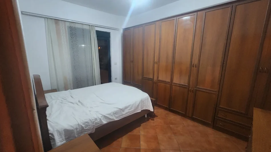 Tirane, jepet me qera apartament 2+1 Kati 1, (Rruga Irfan Tomini) 50.000 Leke/Muaj