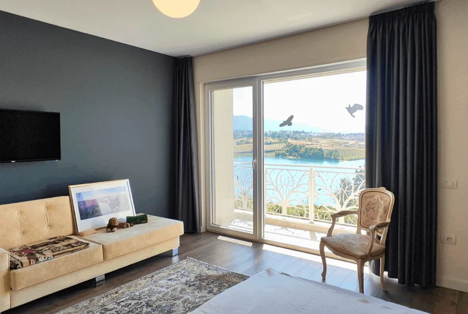 Tirane, shitet Vile , 550 m² 596.000 € (Liqeni i Farkes)