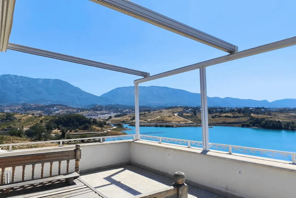 Tirane, shitet Vile , 550 m² 596.000 € (Liqeni i Farkes)