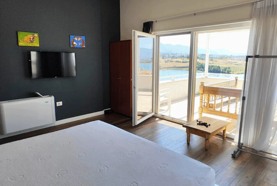 Tirane, shitet Vile , 550 m² 596.000 € (Liqeni i Farkes)