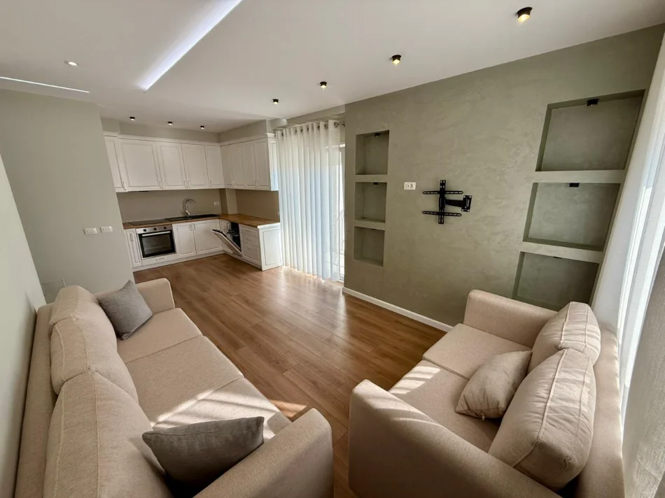 Tirane, jepet me qera apartament 2+1 Kati 5, 90 m² 500 € (UNIVERS CITY)