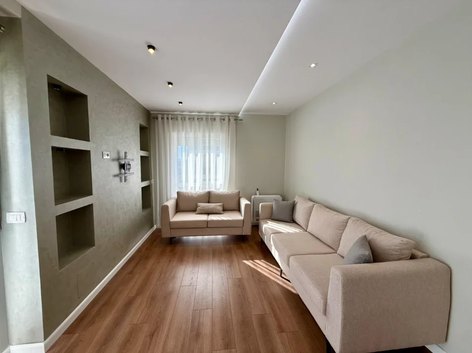 Tirane, jepet me qera apartament 2+1 Kati 5, 90 m² 500 € (UNIVERS CITY)