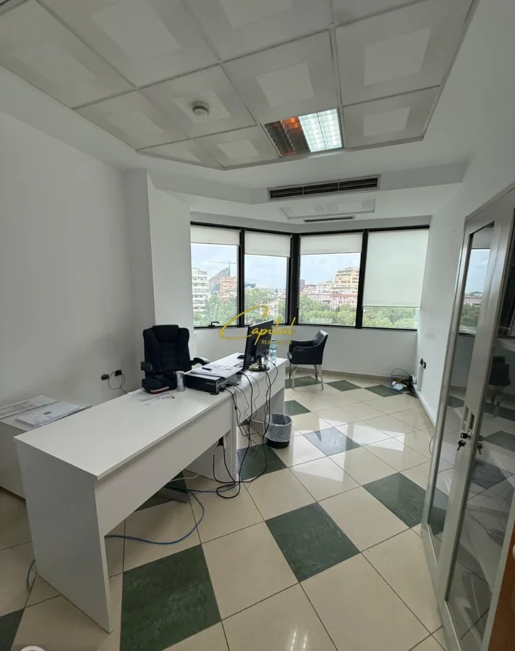 Tirane, jepet me qera Vile 4+1 Kati 3, 500 m² 1.300 € (CASA ITALIA)