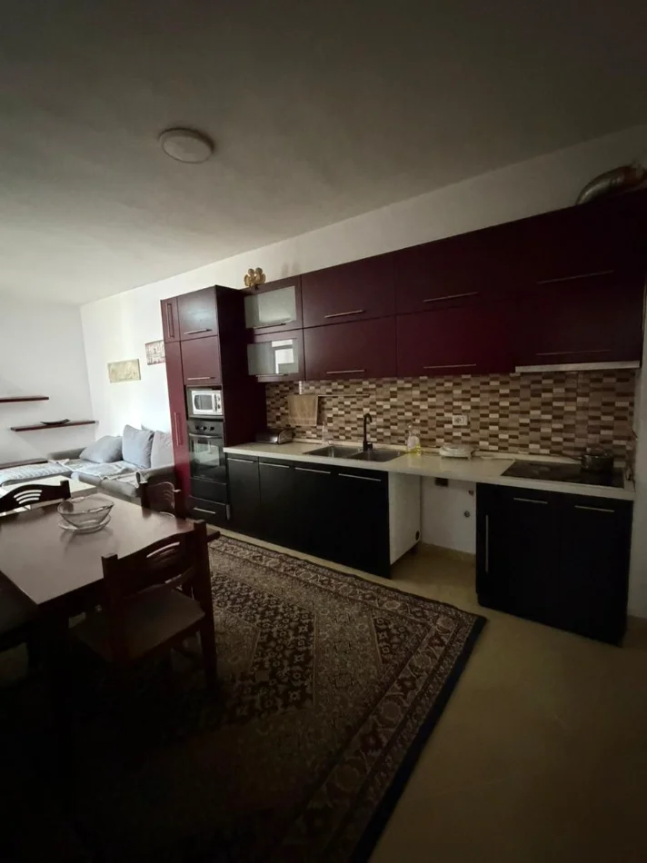Tirane, jepet me qera apartament 2+1 Kati 1, 80 m² 500 € (Rruga Tom Plezha)