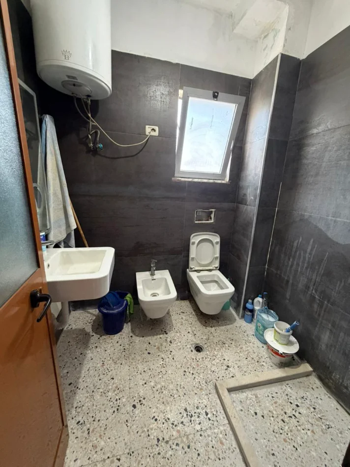Tirane, jepet me qera apartament 2+1 Kati 1, 80 m² 500 € (Rruga Tom Plezha)