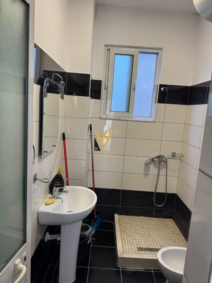 Tirane, jepet me qera apartament 1+1+Ballkon Kati 1, 75 m² 470 € (5 MAJI)