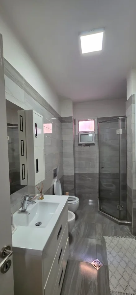 Tirane, jepet me qera apartament 2+1 Kati 4, 87 m² 700 € 