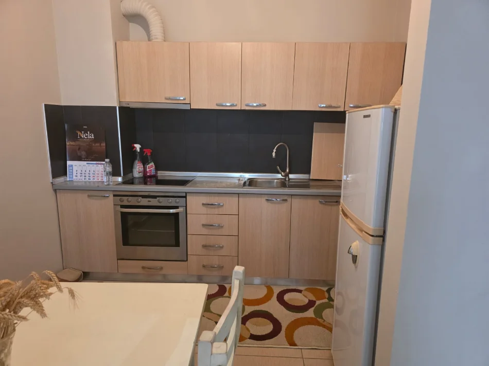 Tirane, jepet me qera apartament 1+1+Ballkon Kati 1, 65 m² 350 € 