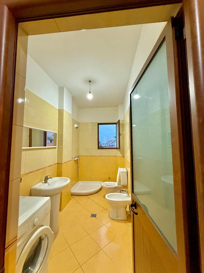 Tirane, jepet me qera apartament 1+1+Ballkon Kati 3, 60 m² 450 € 