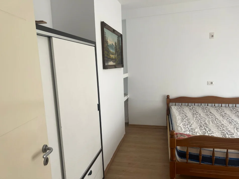 Tirane, jepet me qera shtepi 2+1 Kati 1, 80 m² 380 € 