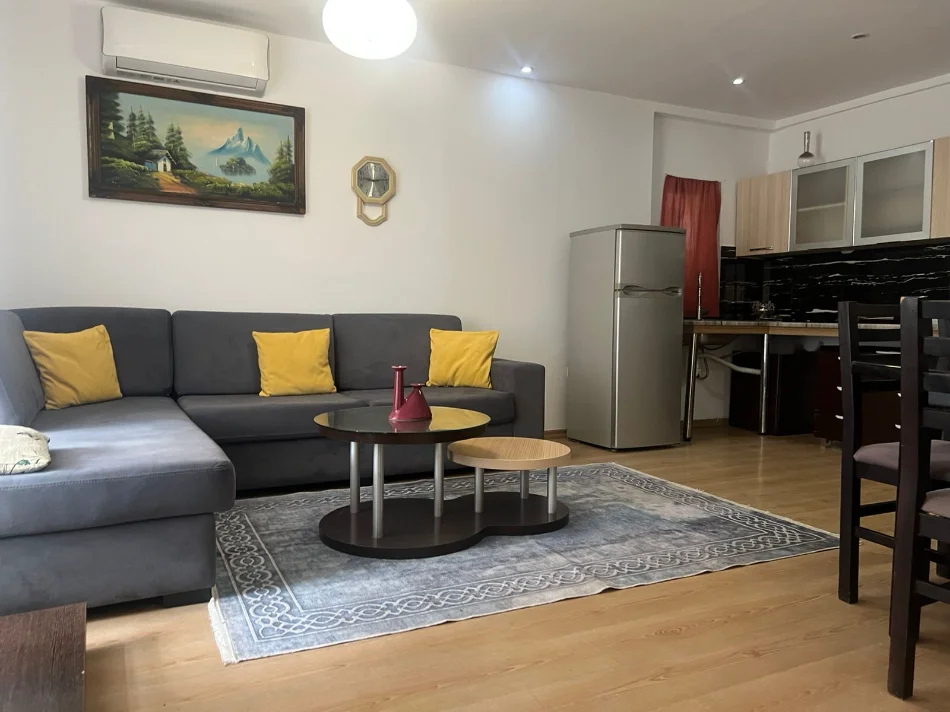 Tirane, jepet me qera shtepi 2+1 Kati 1, 80 m² 380 € 