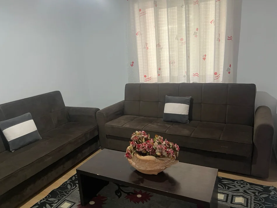 Tirane, jepet me qera shtepi 2+1 Kati 1, 80 m² 380 € 