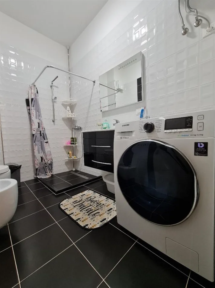 Tirane, jepet me qera apartament 1+1+Ballkon Kati 7, 700 € (Komuna e Parisit)