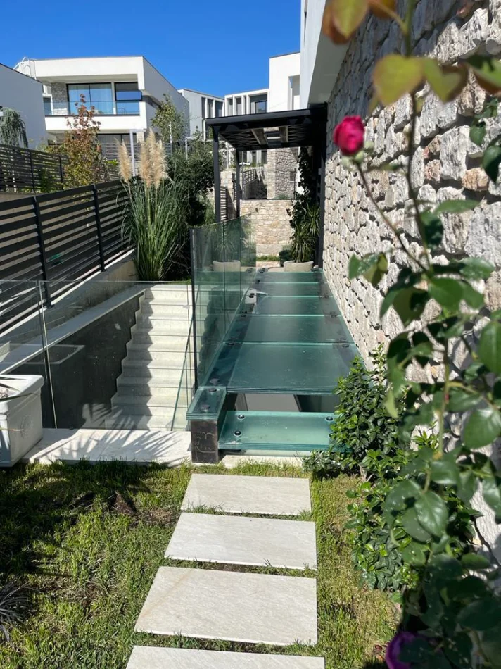 Tirane, jepet me qera Vile 3+1+Ballkon , 298 m² 8.001 € (Liqeni i Farkës)
