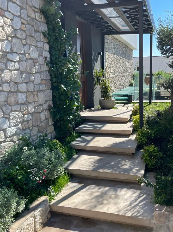 Tirane, jepet me qera Vile 3+1+Ballkon , 298 m² 8.001 € (Liqeni i Farkës)