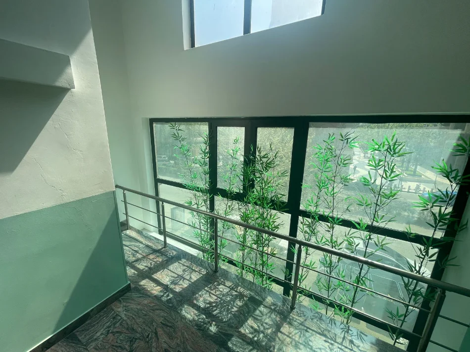 Tirane, jepet me qera ambjent biznesi Kati 1, 850 m² 10.000 € (Rruga e Kavajes)