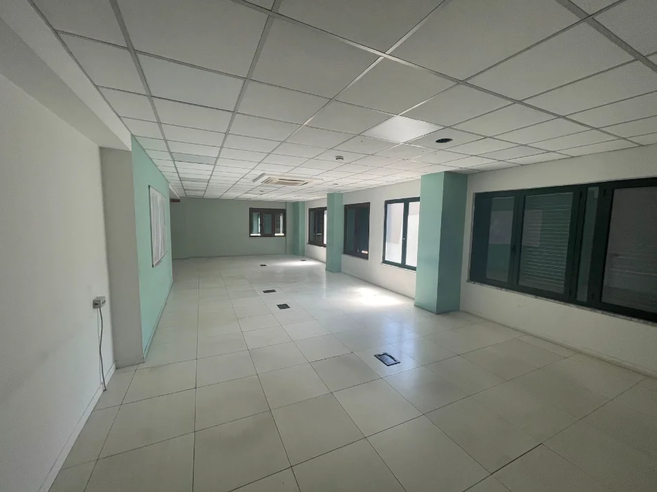 Tirane, jepet me qera ambjent biznesi Kati 1, 850 m² 10.000 € (Rruga e Kavajes)