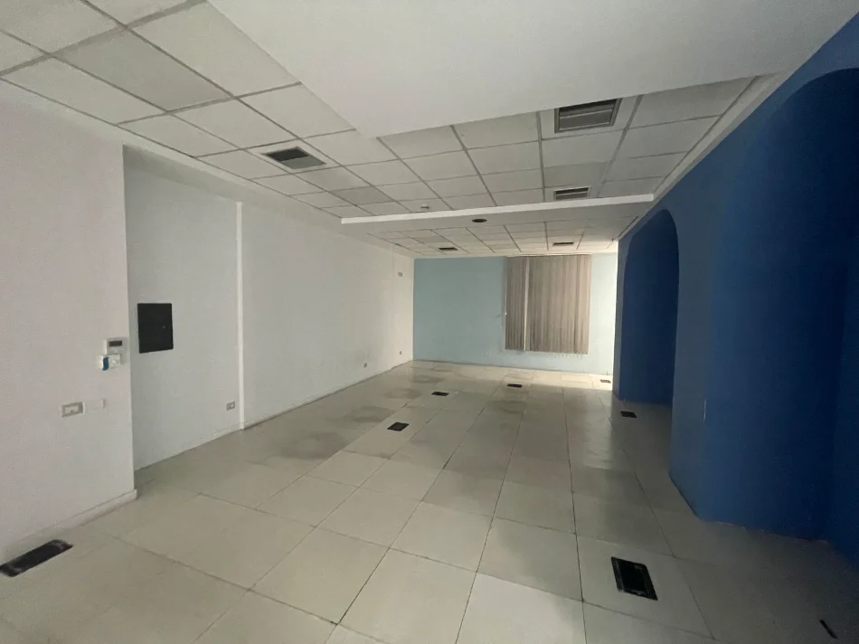 Tirane, jepet me qera ambjent biznesi Kati 1, 850 m² 10.000 € (Rruga e Kavajes)