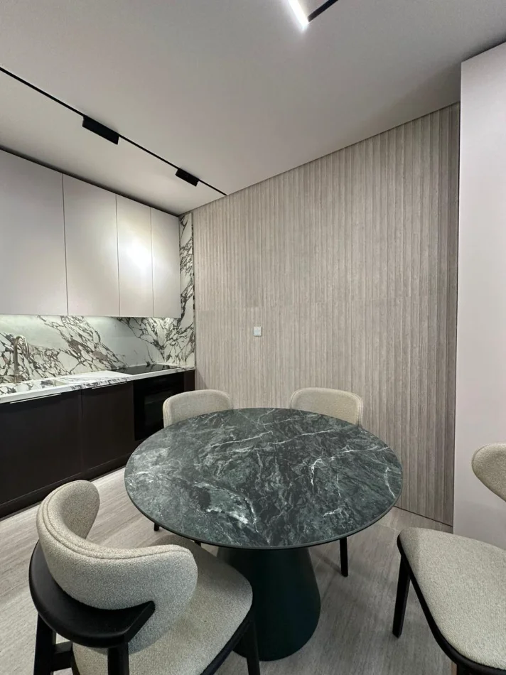 jepet me qera apartament 1+1+Ballkon Kati 13, 78 m² 1.000 € (Golden Tower, Mine Peza)