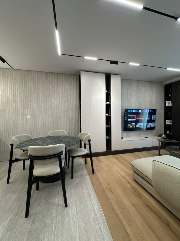 jepet me qera apartament 1+1+Ballkon Kati 13, 78 m² 1.000 € (Golden Tower, Mine Peza)