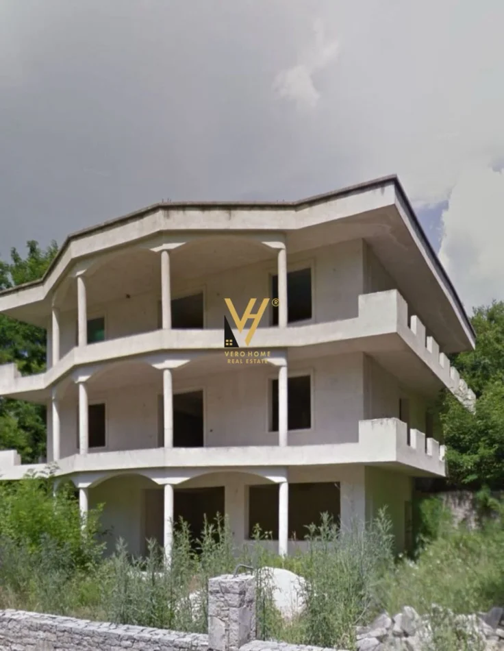 Elbasan, shitet Vile 3 Katshe , 600 m² 260.000 € (ELBASAN)