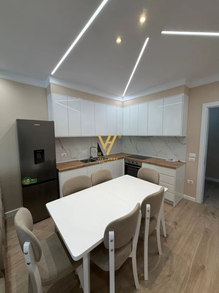 Tirane, jepet me qera apartament 2+1+Ballkon Kati 3, 100 m² 520 € (PASKUQAN)