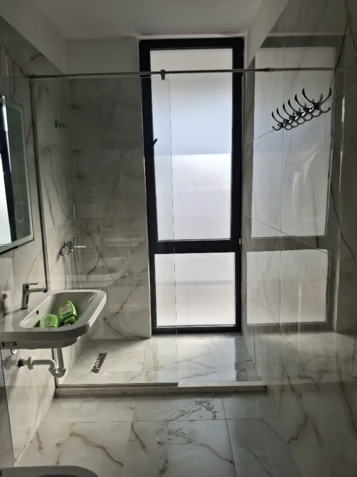 Tirane, jepet me qera apartament 2+1+Ballkon Kati 6, 650 € (Porcelan)