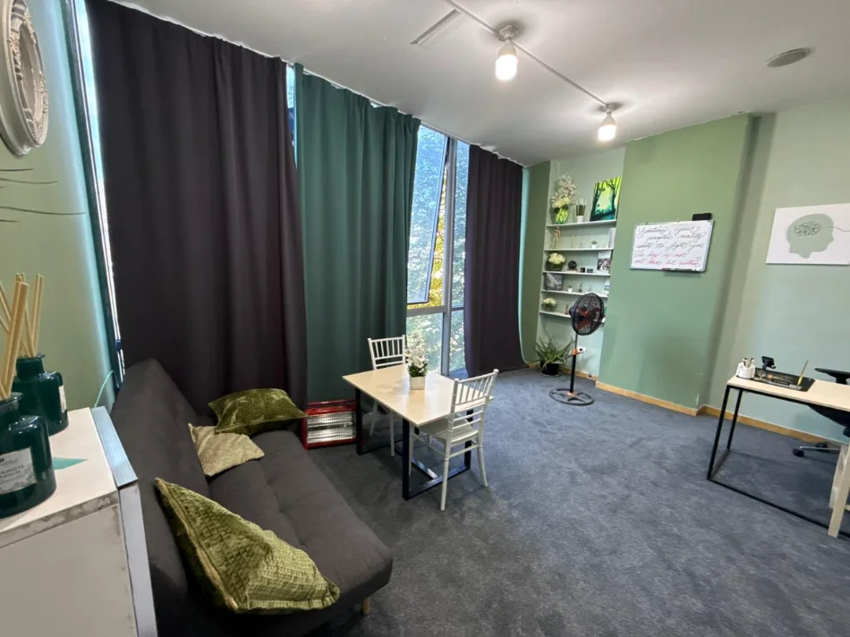 Tirane, shitet ambjent biznesi Kati 2, 38 m² 65.000 € (Xhamllik)