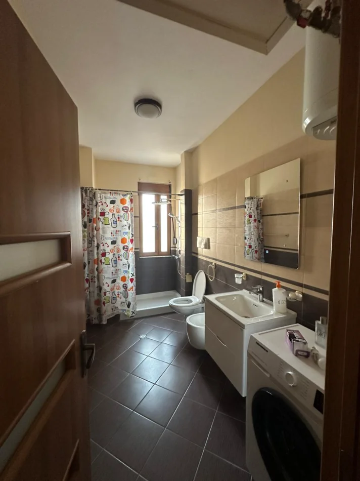 Tirane, jepet me qera apartament 2+1 , 100 m² 650 € (Tek Prokuroria (Brrakë))