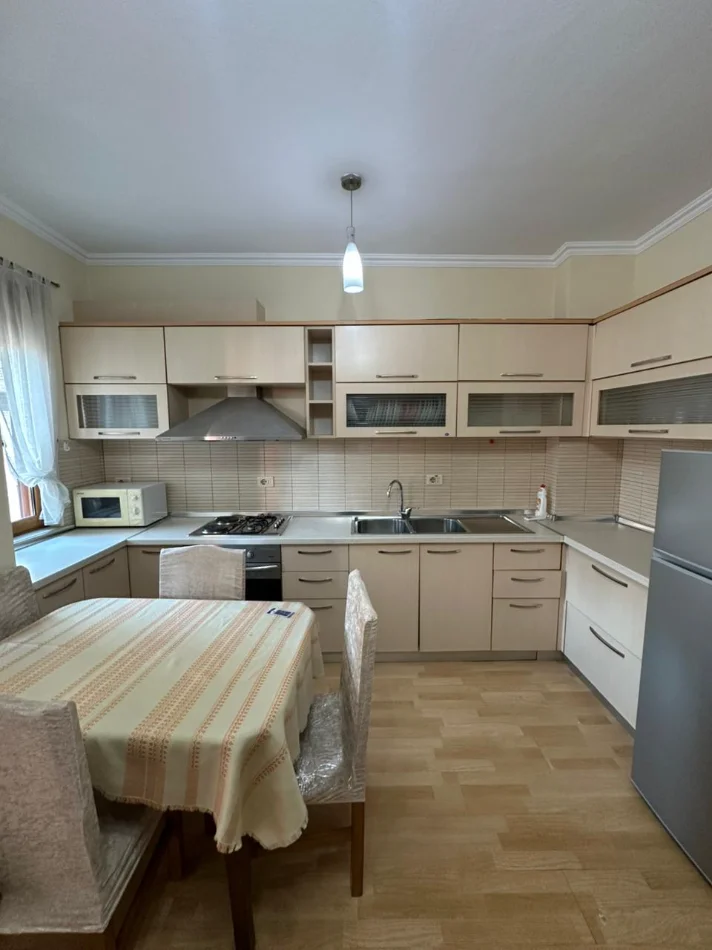 Tirane, jepet me qera apartament 2+1 , 100 m² 650 € (Tek Prokuroria (Brrakë))
