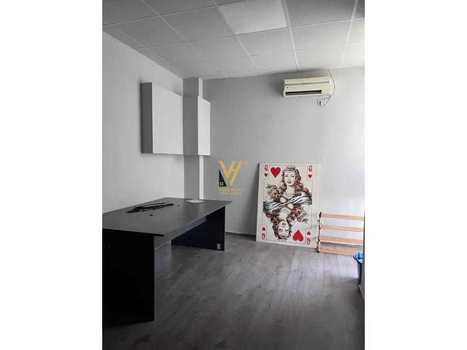 Tirane, jepet me qera zyre Kati 0, 200 m² 2.200 € (BLLOK)