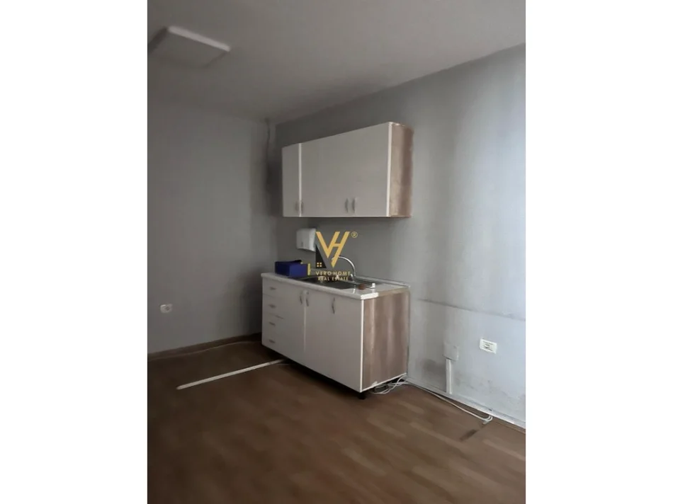 Tirane, jepet me qera zyre Kati 0, 200 m² 2.200 € (BLLOK)