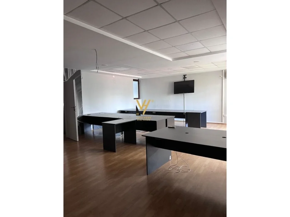 Tirane, jepet me qera zyre Kati 0, 200 m² 2.200 € (BLLOK)