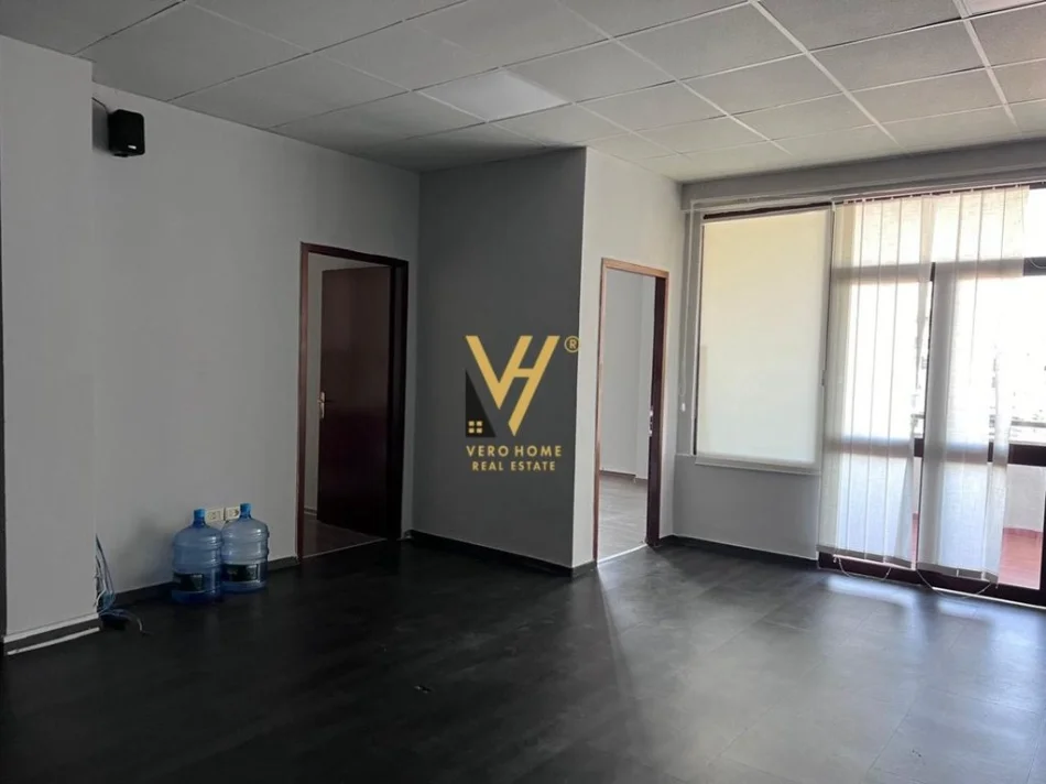 Tirane, jepet me qera zyre Kati 0, 200 m² 2.200 € (BLLOK)