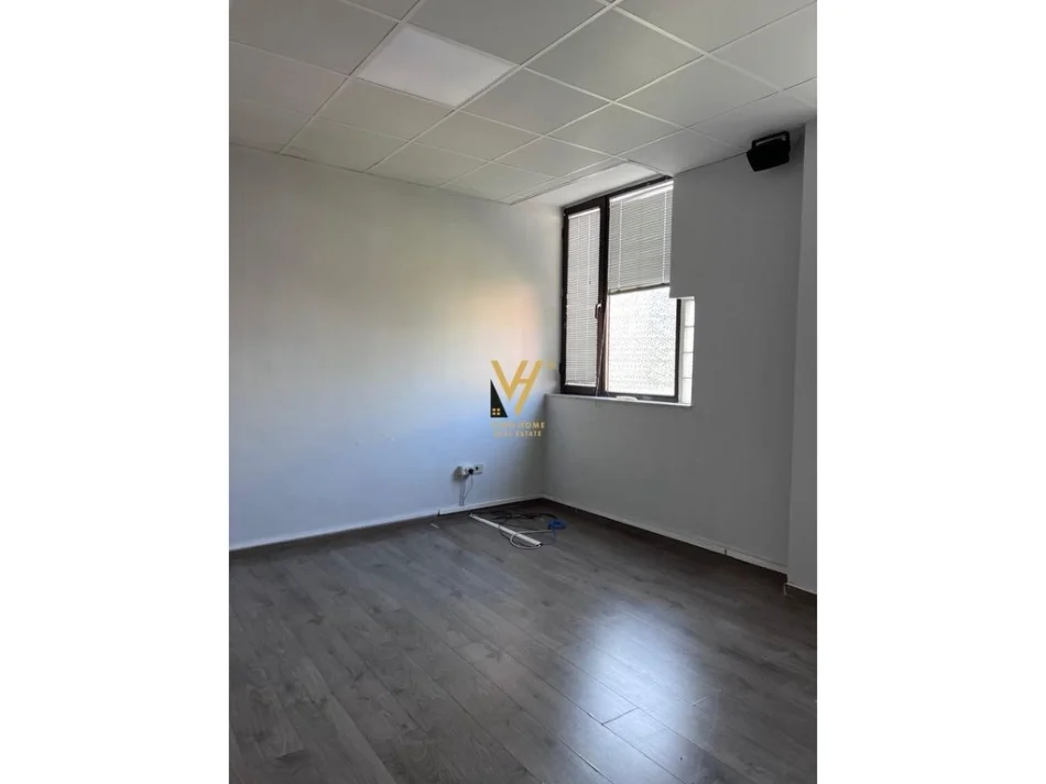 Tirane, jepet me qera zyre Kati 0, 200 m² 2.200 € (BLLOK)