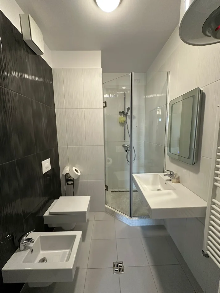 Tirane, jepet me qera apartament 2+1+Ballkon Kati 13, 122 m² 1.500 € (Stadiumi Arena, Ambassador 3)