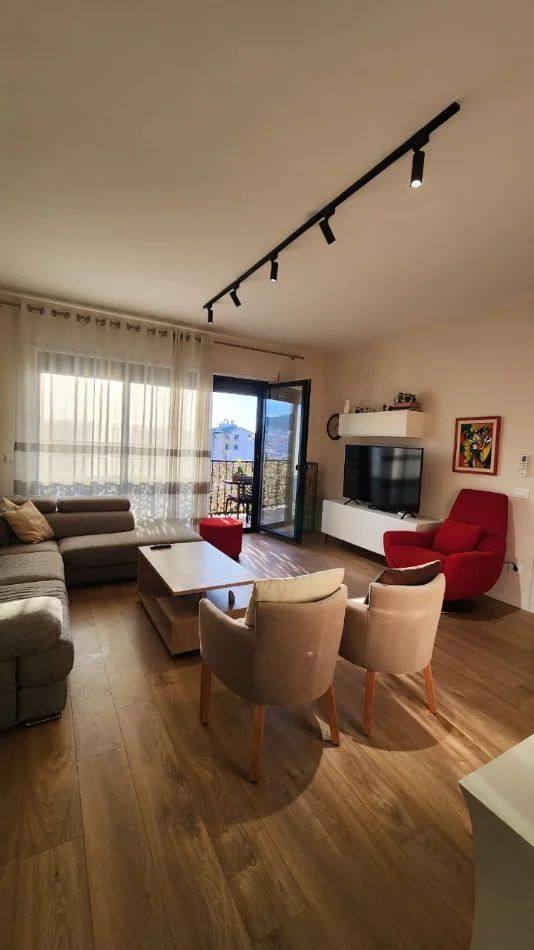 Tirane, jepet me qera apartament 2+1+Ballkon Kati 7, 104 m² 1.100 € (Myslym Shyri)