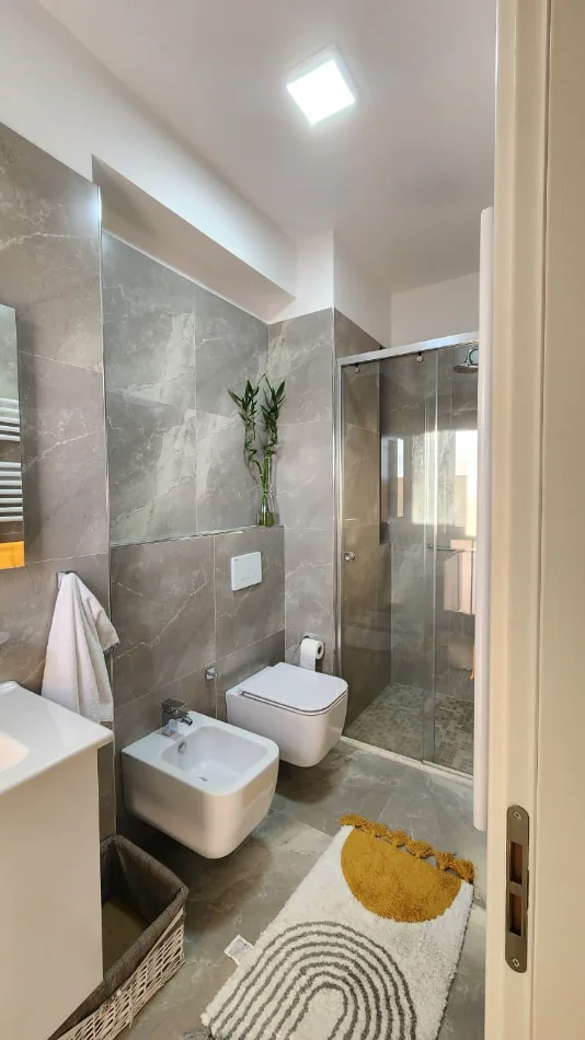 Tirane, jepet me qera apartament 2+1+Ballkon Kati 7, 104 m² 1.100 € (Myslym Shyri)
