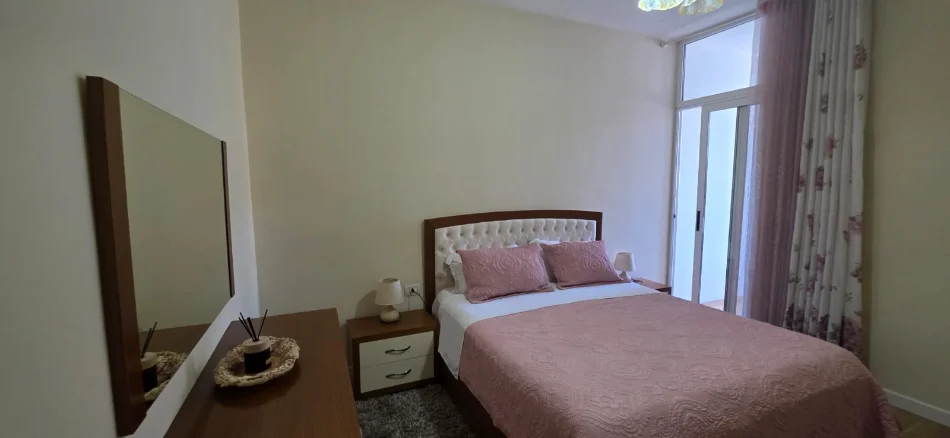 Tirane, jepet me qera apartament 2+1+Ballkon Kati 4, 87 m² 700 € (Liqeni Artificial)