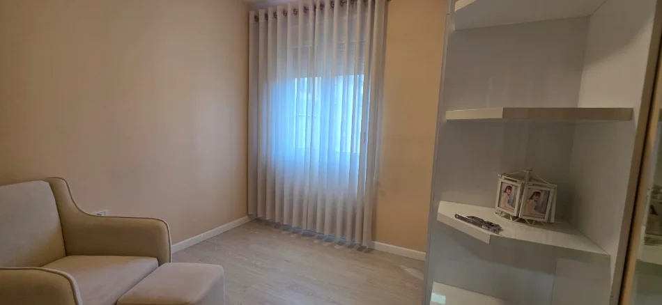 Tirane, jepet me qera apartament 2+1+Ballkon Kati 4, 87 m² 700 € (Liqeni Artificial)