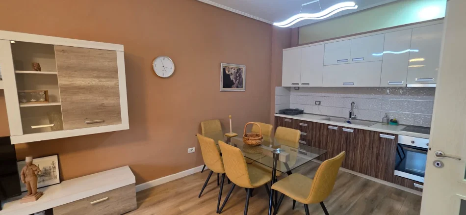 Tirane, jepet me qera apartament 2+1+Ballkon Kati 4, 87 m² 700 € (Liqeni Artificial)
