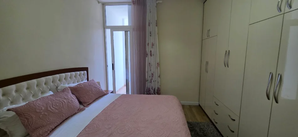 Tirane, jepet me qera apartament 2+1+Ballkon Kati 4, 87 m² 700 € (Liqeni Artificial)
