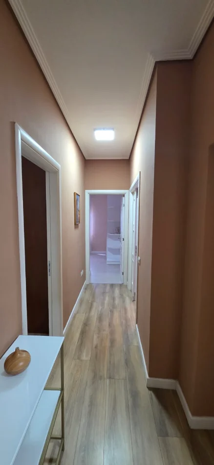 Tirane, jepet me qera apartament 2+1+Ballkon Kati 4, 87 m² 700 € (Liqeni Artificial)