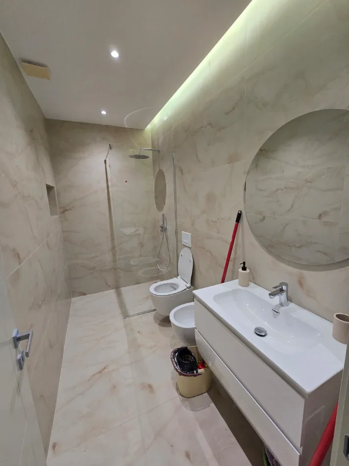Tirane, jepet me qera apartament 2+1 Kati 8, 100 m² 850 € (Zogu i Zi)