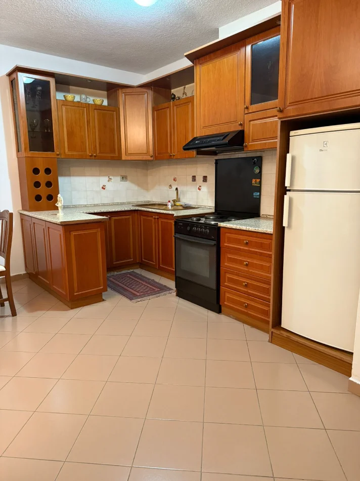 Tirane, jepet me qera apartament 2+1+Ballkon Kati 7, 92 m² 700 € (Rruga e Kosovarëve)